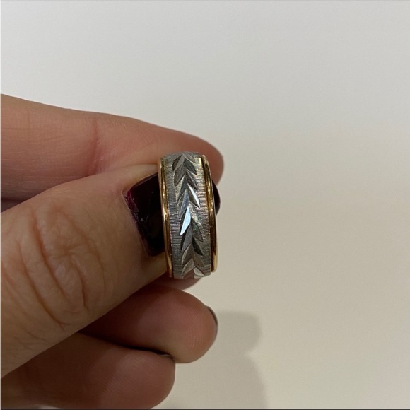 Vintage 18kt GE Two Tone Etched Band - Picture 3 of 5